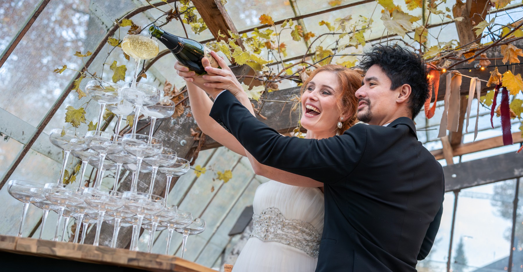 Proosten met champagne tijdens de bruiloft
