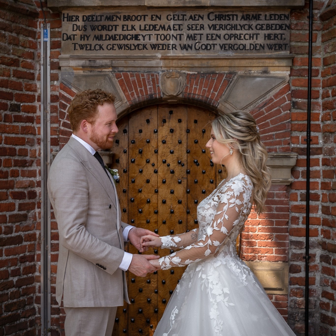 Ongedwongen trouwfoto van het bruidspaar