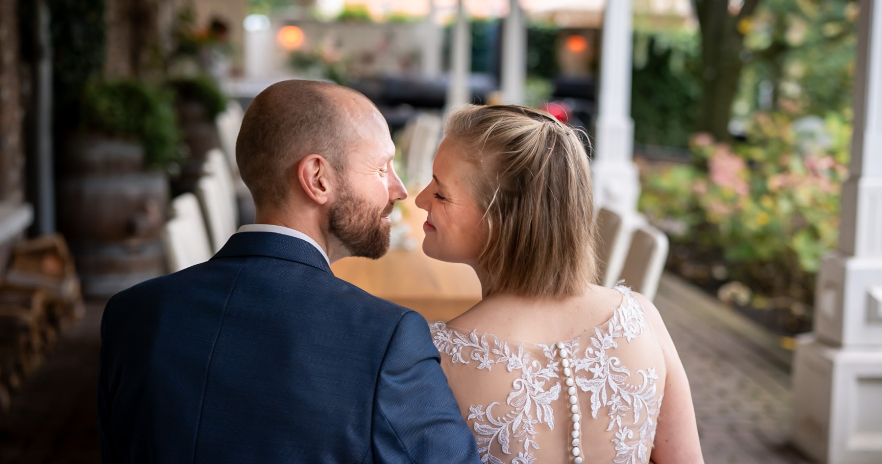 Sfeerbeeld van het bruidspaar op hun trouwdag